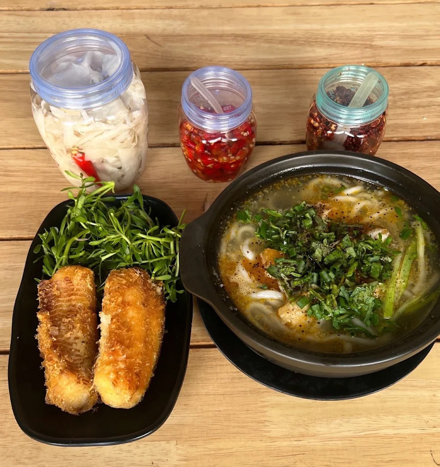 Bánh canh cá lóc và tiệm lẩu Mlem