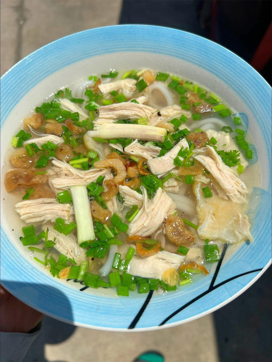 Cách nấu bánh canh gà xé thơm ngon đơn giản tại nhà