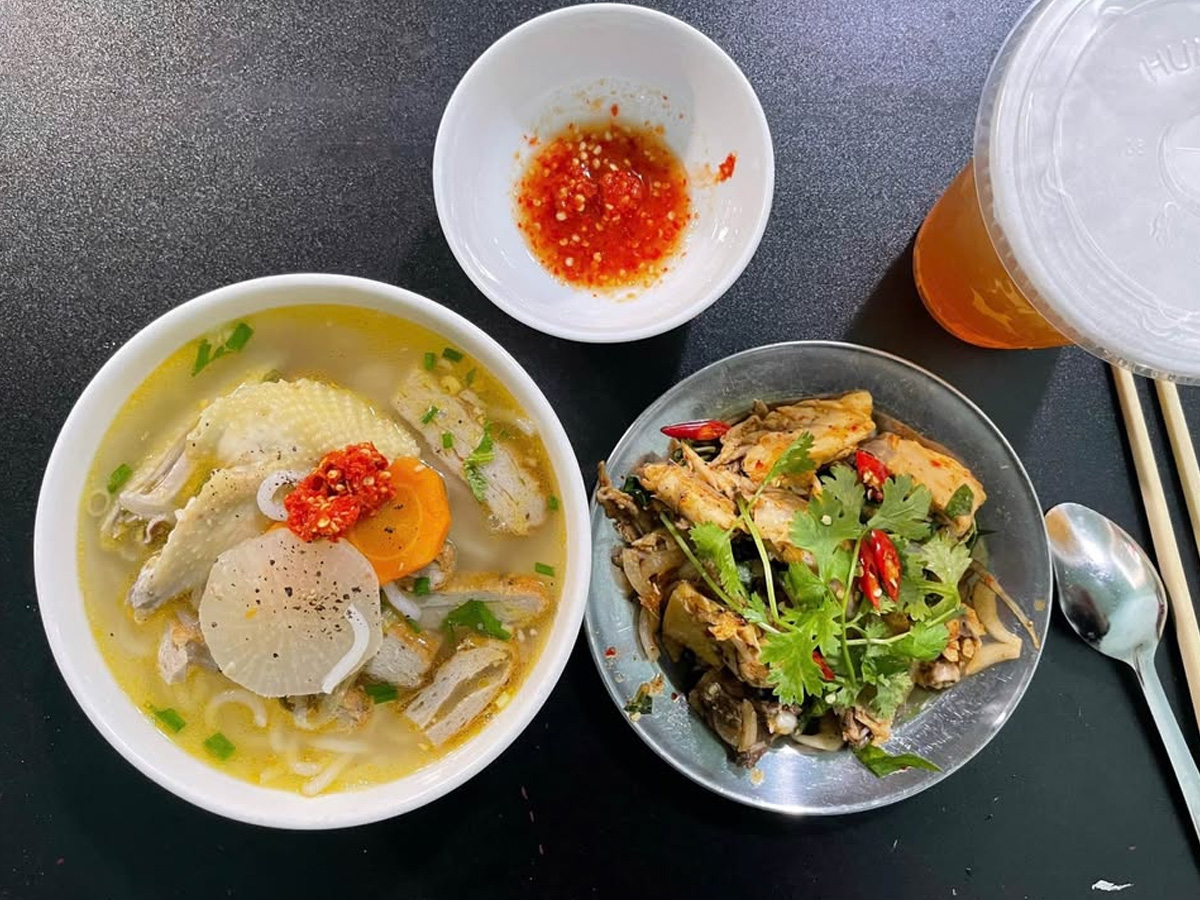 Cách nấu bánh canh gà xé thơm ngon đơn giản tại nhà