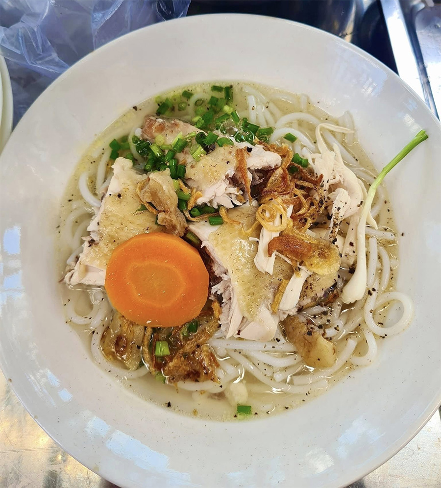 Cách nấu bánh canh gà xé thơm ngon đơn giản tại nhà