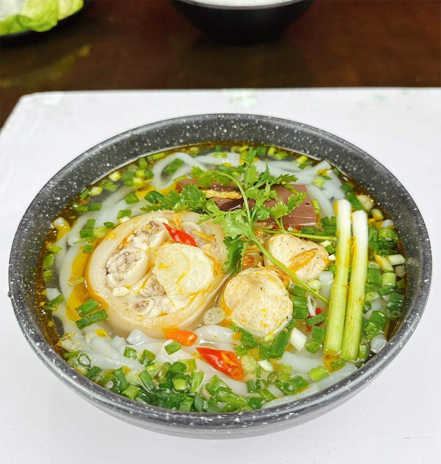 Cách nấu bánh canh giò heo thơm ngon chuẩn vị nhà hàng