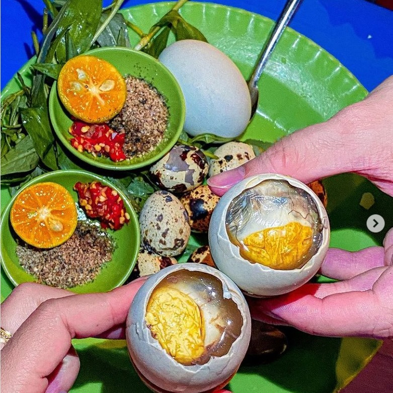Trứng vịt lộn hấp nước dừa