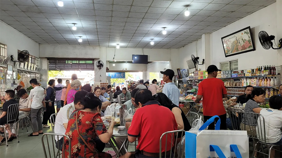 Review bánh canh Út Huệ hơn 50 năm tuổi, nổi tiếng đất Trảng