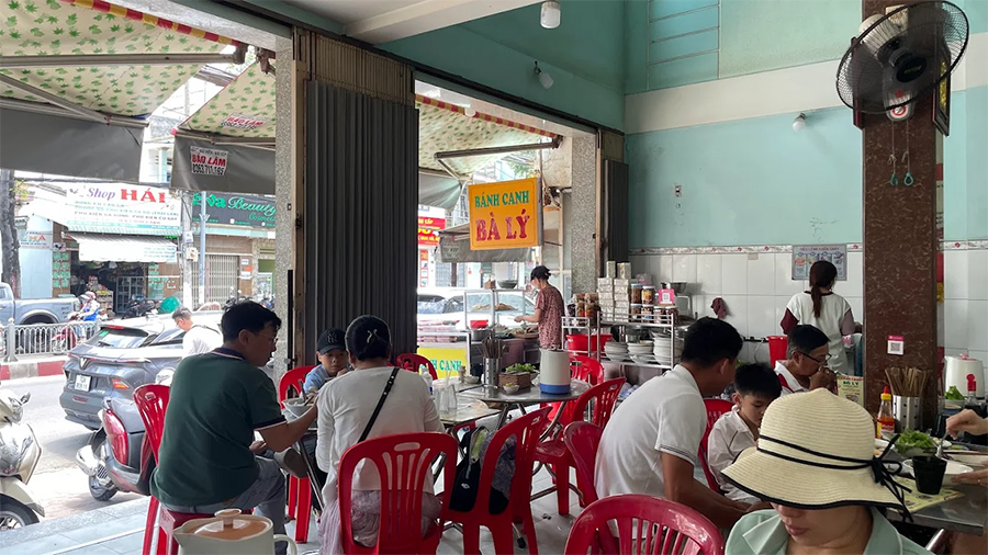 không gian quán bánh canh Bà Lý Trần hưng đạo, phan thiết