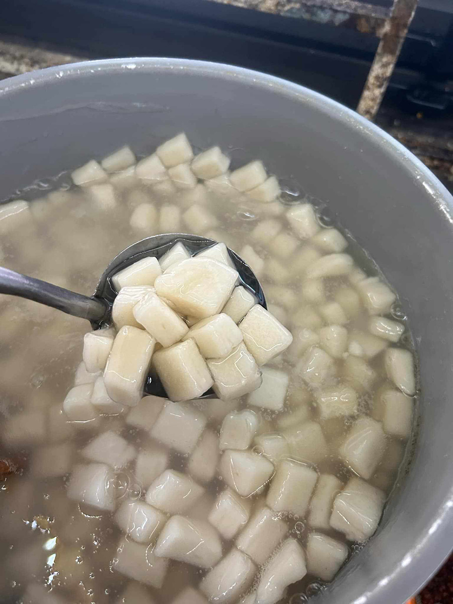 Tạo hình và nấu sợi bánh canh bột lộn