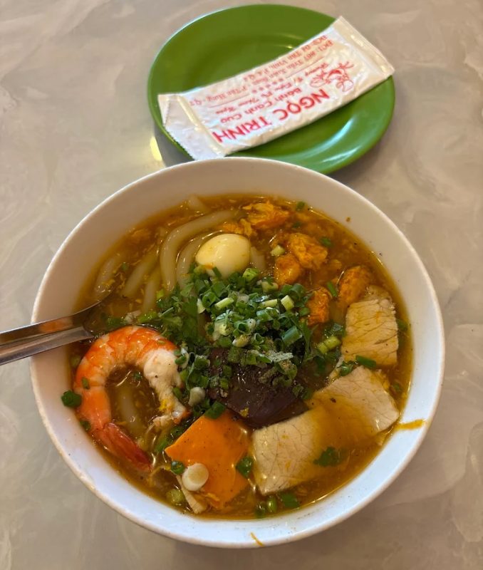 Review bánh canh cua Ngọc Trinh đầy ắp thịt cua