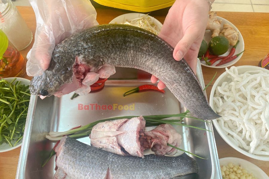 Sơ chế nguyên liệu nấu bánh canh cá lóc Quảng Trị