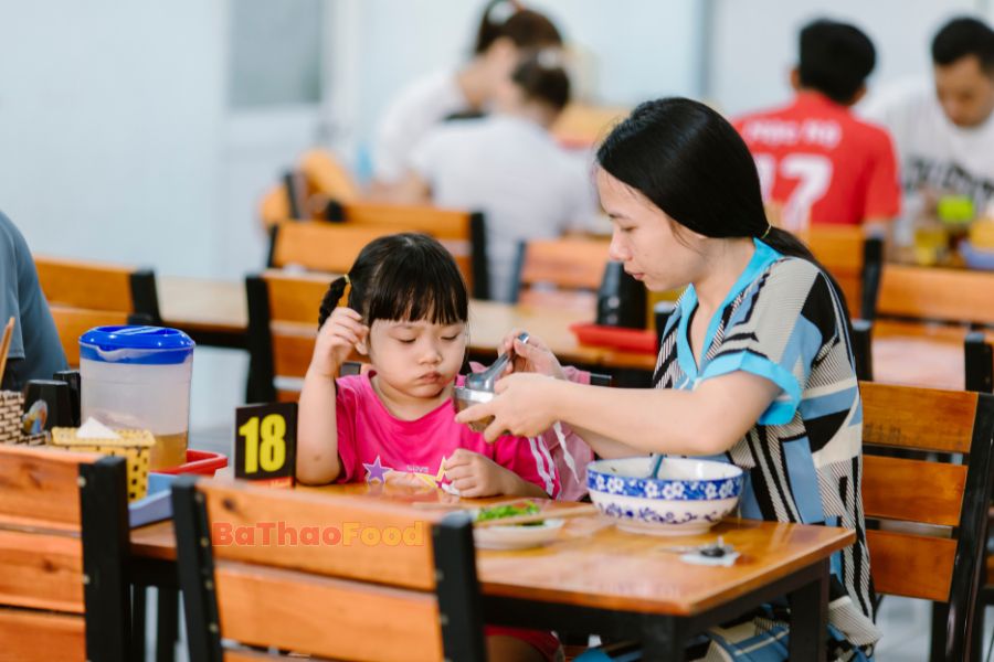 Trẻ em hoàn toàn có thể ăn được món bánh canh cá lóc miền Trung